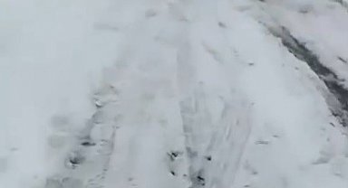 Kars'ta kayan tır kara yolunu ulaşıma kapattı