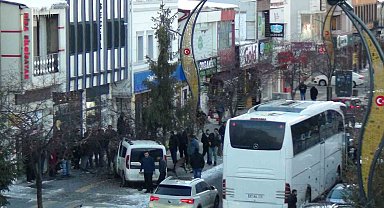 Kars'ta kontrolden çıkan araç ağaca çarparak durabildi