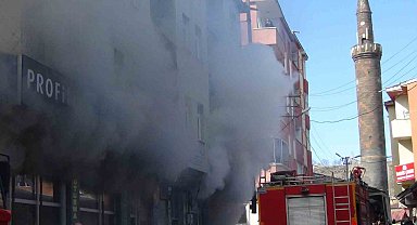 Kars'ta korkutan yangın: Mobilya deposu alevlere teslim oldu