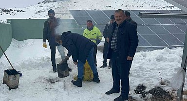 Kars'ta köylüler, içmesuyu için kurdukları GES sitemlerinin karını imece usulü temizliyor