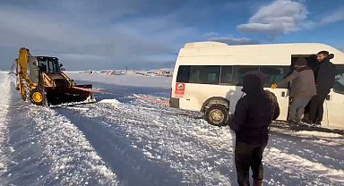 Kars'ta yolda mahsur kalan öğrencilerin imdadına ekipler yetişti
