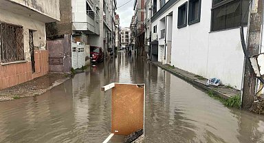 Karşıyaka'da sağanak sonrası sokaklar göle döndü