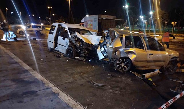 Kartal'da sahil yolunda hafif ticari araç park halindeki otomobile çarptı: 4 yaralı
