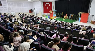 Kartepe'de çocuklar "Meraklı Civciv" oyununu izledi
