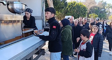 Kaskını kız arkadaşına verdiği kazada hayatını kaybeden motosiklet sürücüsü için lokma dağıtıldı