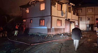 Kastamonu'da alevlere teslim olan iki katlı ev kullanılamaz hale geldi