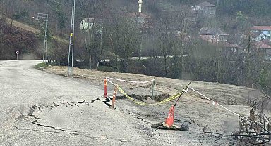 Kastamonu'da heyelan sonrası yol çöktü