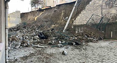 Kastamonu'da istinat duvarı çöktü, 7 araç zarar gördü