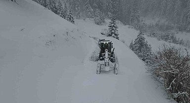 Kastamonu'da köy yollarında karla mücadelesi yeniden başladı
