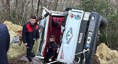 Kastamonu'da saman yüklü kamyonet, şarampole devrildi: 2 yaralı
