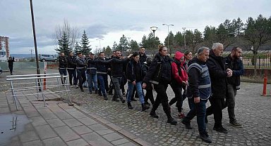 Kastamonu'da uyuşturucu operasyonunda yakalanan 12 şüpheli adliyeye sevk edildi