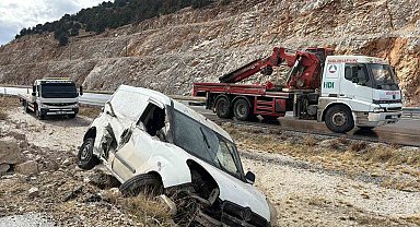 Kayalıklara çarpıp devrilen araçta 2 kişi yaralandı