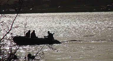 Kayıp genç gölette aranıyor