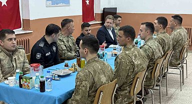 Kaymakam Bulut, askerle iftarda bir araya geldi