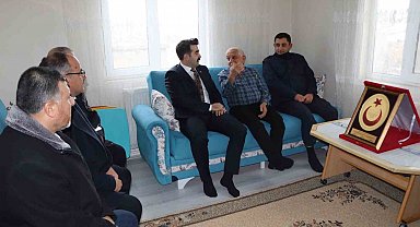 Kaymakam Eser, Tomarzalı şehit babasını ve Kıbrıs gazisini ziyaret etti