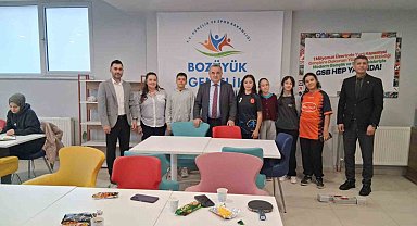 Kaymakam Öztürk Bozüyük Gençlik ve Spor Merkezi'nde öğrencilerle buluştu