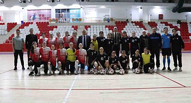 Kaymakam Öztürk, Yıldız Kızlar Futsal maçını takip etti