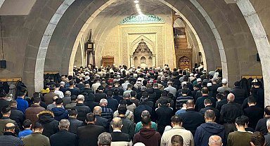 Kayserili vatandaşlar Berat Kandilinde ellerini semaya açtı