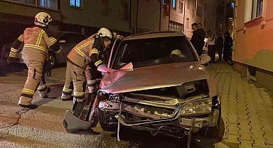 Kaza sonrası kendilerini otomobilden dışarı attılar