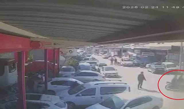 Kazada çarpışan motosiklet sürücülerinin savrulduğu anlar kamerada