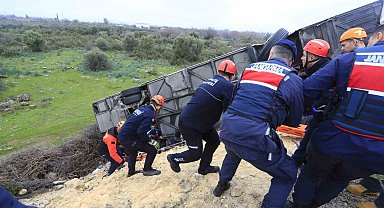 Kazada yaralanan yolcu o anları anlattı: "Önce yan yatıp süründük, sonra bariyer saplandı"