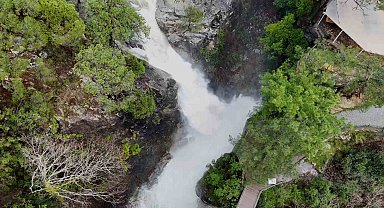 Kazdağları'nın Sütüven Şelalesi yağışlarla birlikte Niagara'yı aratmadı