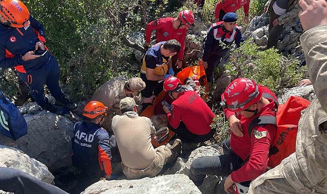 Keçilerin peşinden gidip kaya yarığına sıkışan Ayşe teyze komşularını dinlememiş