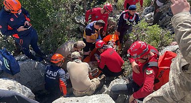 Keçilerin peşinden gidip kaya yarığına sıkışan Ayşe teyze komşularını dinlememiş