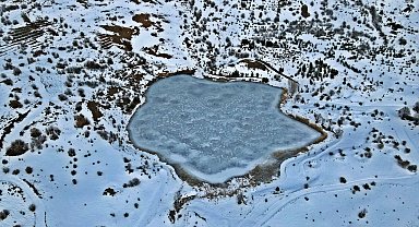 Kemah'taki Ardos Gölü dondu: Bin 660 rakımlı buz gölü drone ile görüntülendi