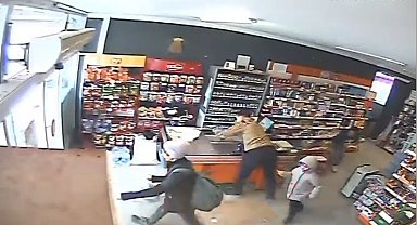 Kemah'taki deprem paniği marketin güvenlik kamerasına yansıdı