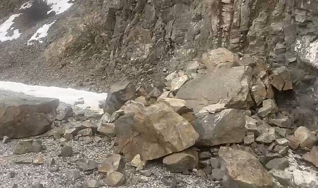 Kemah'taki deprem sonrası Hakbilir köyü yoluna kayalar düştü