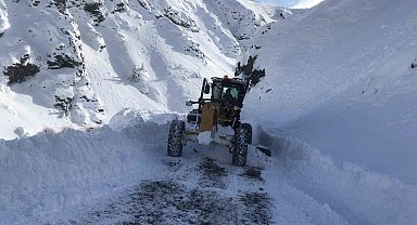 Kemaliye'de köy yollarında karla mücadele sürüyor