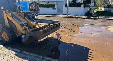 Kemer'de şiddetli yağış sonrası dağlardan inen kum ve balçıklar temizleniyor