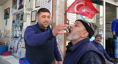Kilis'te hamsi sevinci: Vatandaşlar çiğ çiğ yedi