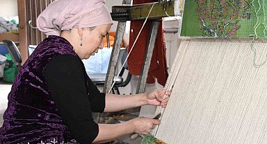Kırgız Türkleri kültürlerini ilmek ilmek halılara dokuyor