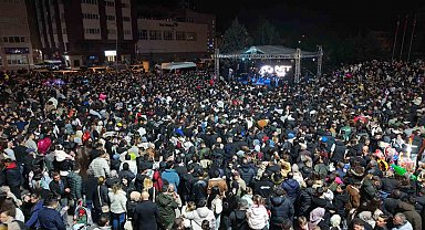 Kırıkkale'de Hüseyin Kağıt konserine binlerce kişi akın etti