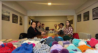 Kırşehir'de örülen atkı ve bereler lösemi tedavisi gören çocuklara gitti