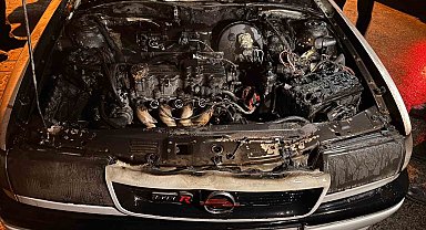 Kırşehir'de park halindeki otomobil alevlere teslim oldu