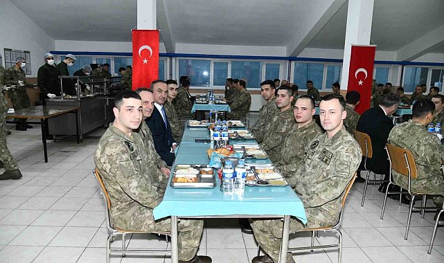 Kışlada askerlerle oruç açtılar