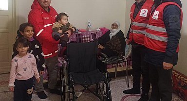 Kızılay'dan gazi eşine tekerlekli sandalye desteği