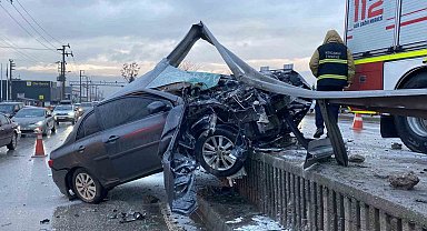 Kocaeli'de korkutan kaza: Otomobil bariyerlere ok gibi saplandı