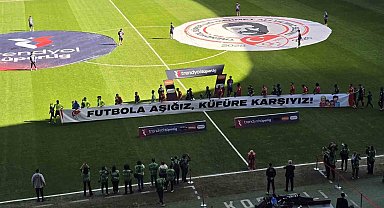 Kocaelispor - Gaziantep FK maçında anlamlı pankartlar