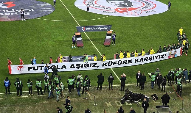Kocaelispor ve Fenerbahçe sahaya 'küfüre karşıyız' pankartıyla çıktı
