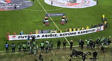 Kocaelispor ve Fenerbahçe sahaya 'küfüre karşıyız' pankartıyla çıktı