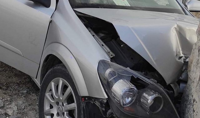 Kontrolden çıkan otomobil avlu duvarına çarptı: 4 yaralı