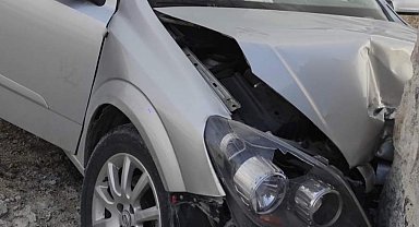 Kontrolden çıkan otomobil avlu duvarına çarptı: 4 yaralı