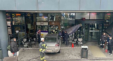 Kontrolden çıkan otomobil AVM'deki kafeye girdi: 1 yaralı