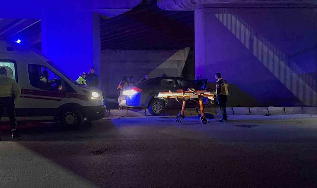Kontrolden çıkan otomobil köprünün kolonuna saplandı: 1'i ağır 2 yaralı