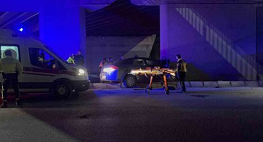 Kontrolden çıkan otomobil köprünün kolonuna saplandı: 1'i ağır 2 yaralı