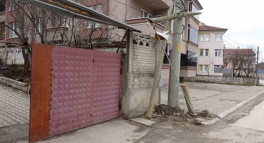 Kontrolden çıkan otomobil ters dönerek demir kapıyı kırıp bahçeye girdi